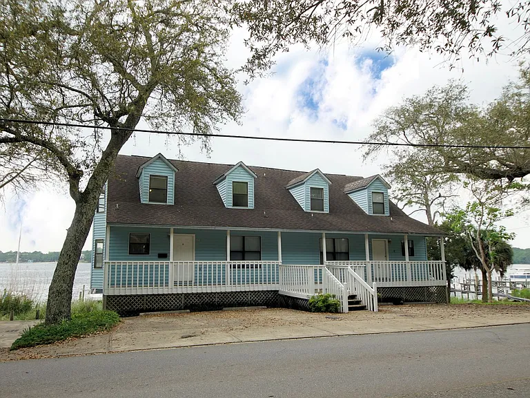 561 Bayshore Dr — Photo 3