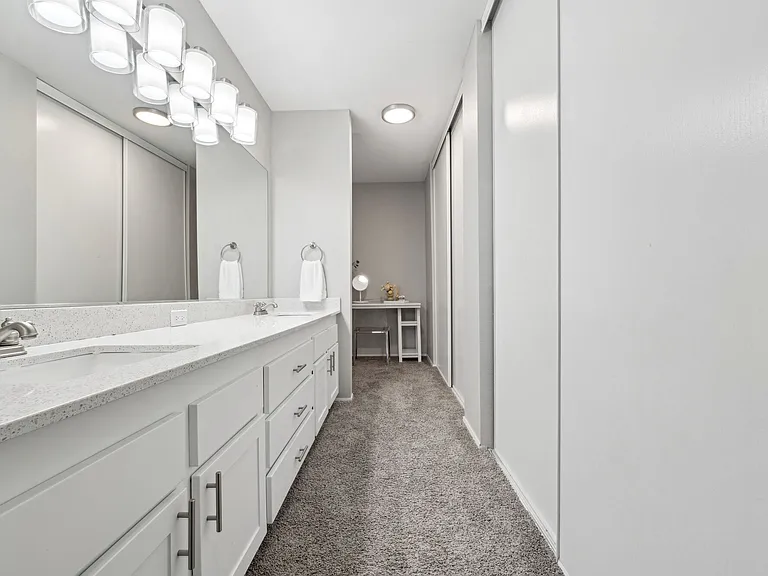 Oswego Pointe — Photo 16