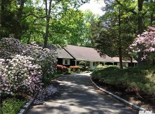 24 Stonywell Ct, Dix Hills, NY 11746