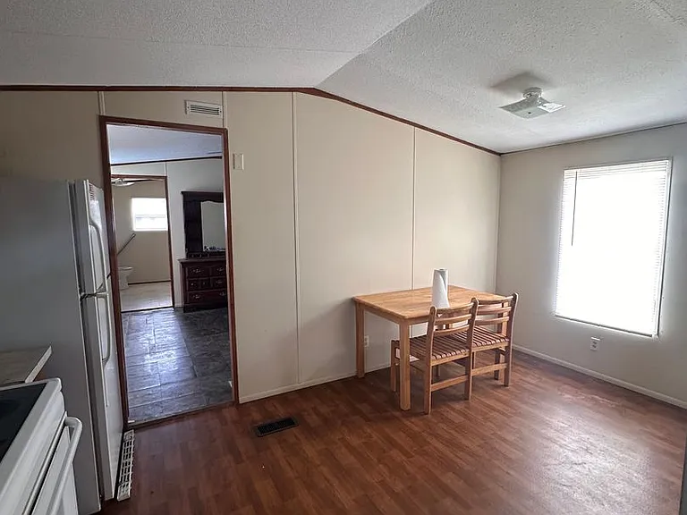 284 Clay Cir — Photo 2