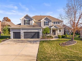 16549 S Woodstone Dr, Olathe, KS 66062