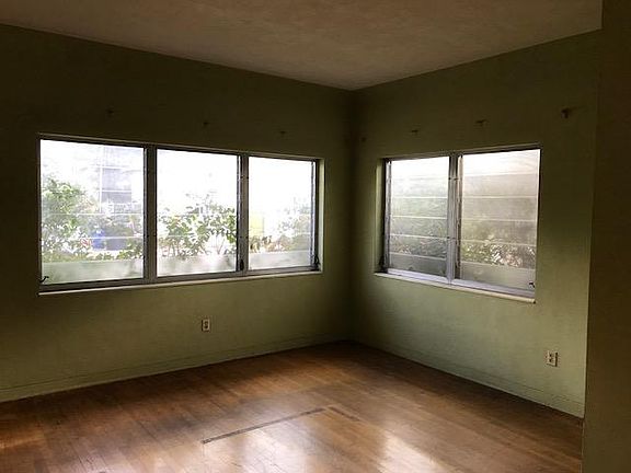 3rd image of 1020 Bay St NE