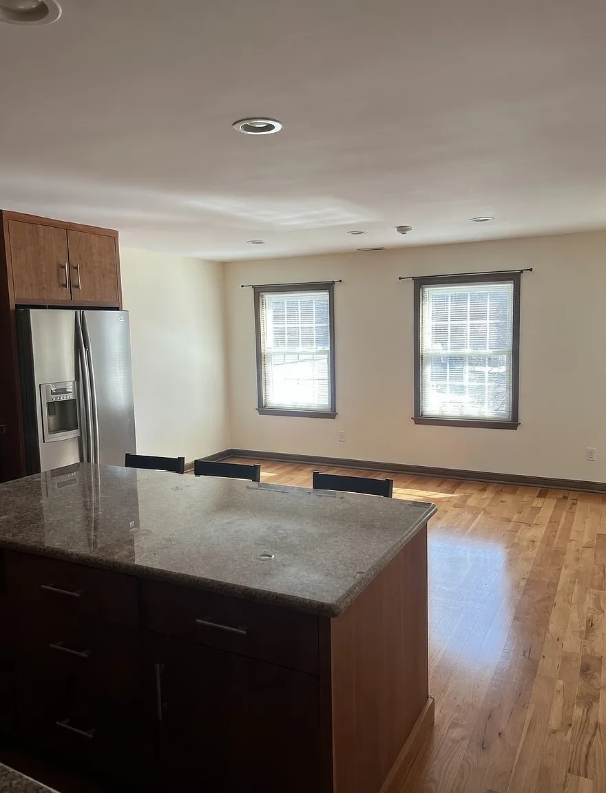 2 bed, 1200 sqft, $3,000 — Photo 2