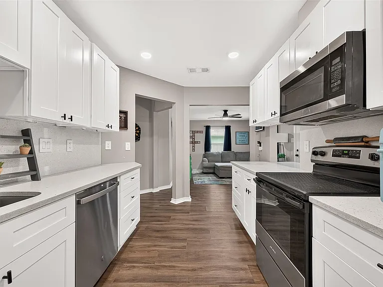 1005 Avenue D — Photo 17