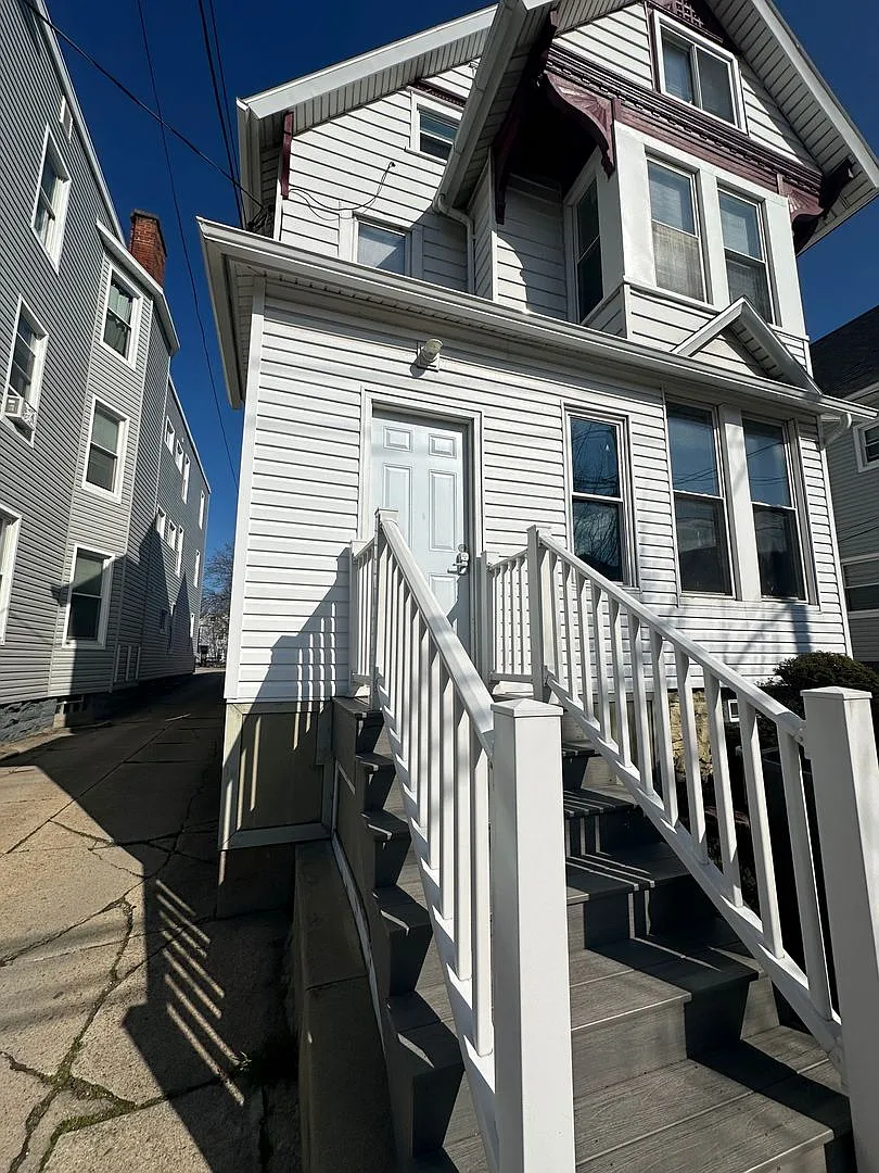 324 W 8th St — Photo 2