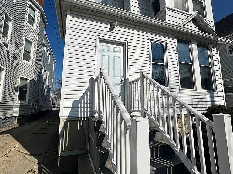 324 W 8th St — Photo 12