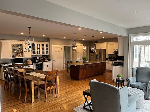 4th image of 210 Persimmon Dr