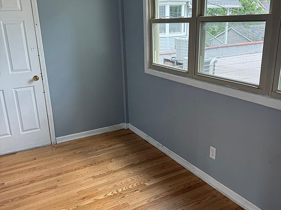 5th image of 214 Chicago Ave #2