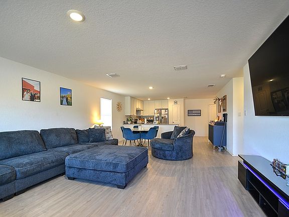 3rd image of 1016 Moraine Pl
