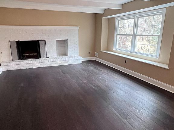 5th image of 31 Colonial Lake Dr