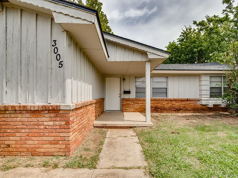 3005 SW 52nd Pl — Photo 4