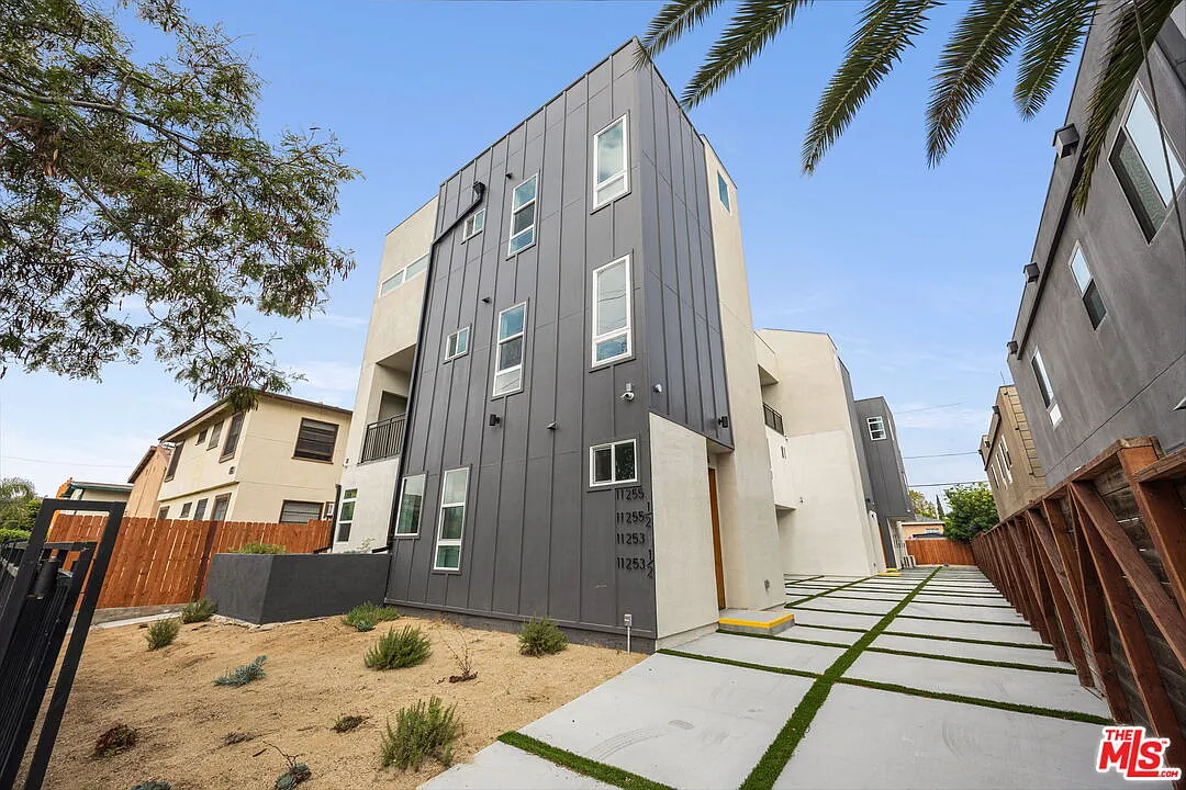 1 bed, 1.0 bath, 400 sqft, $1,750 — Photo 1