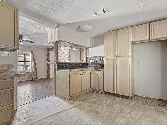 5th image of 204 W Tarbutton St