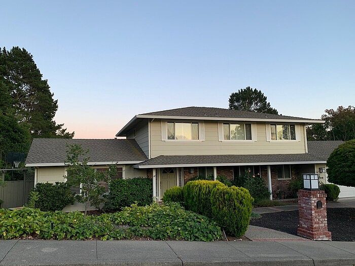 1st image of 109 Sandringham Dr S