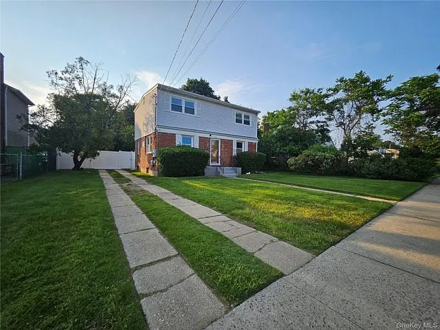 1571 Powers Ave — Photo 2
