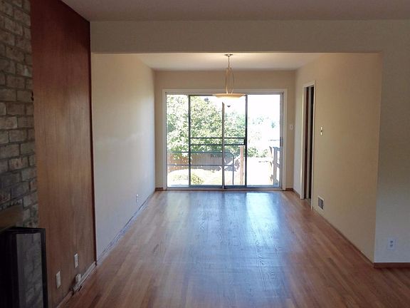4th image of 302 Newman Dr