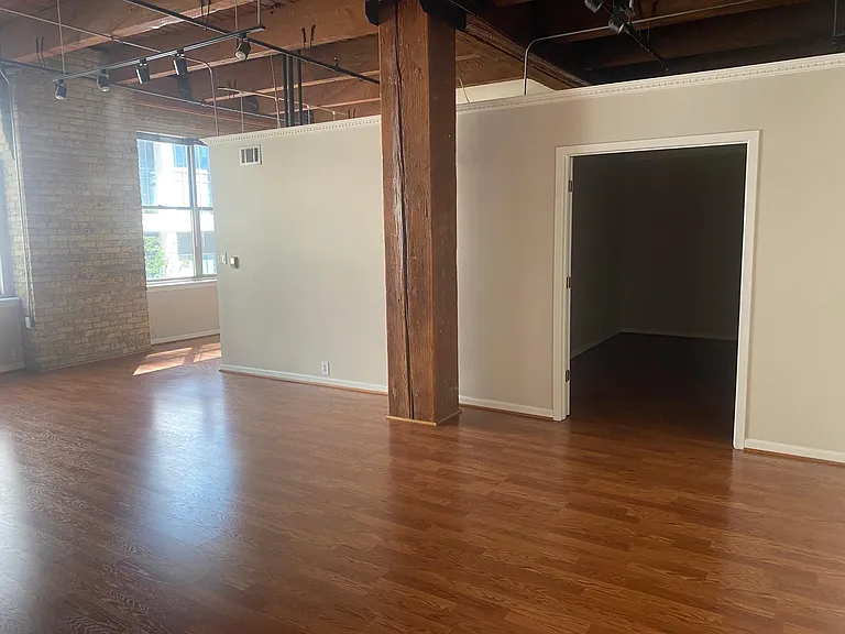 Living room 17'7" x26' daytime