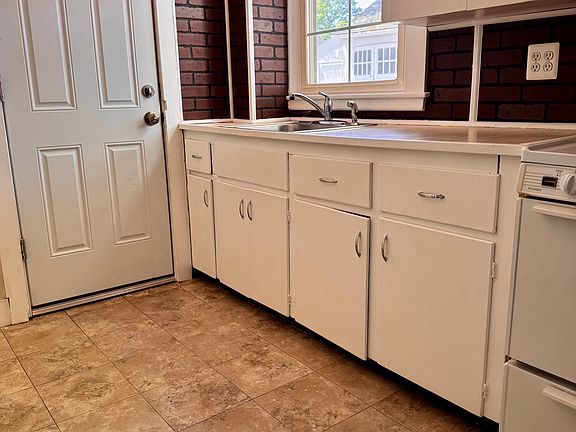 4th image of 462 Middle Tpke E APT 1A