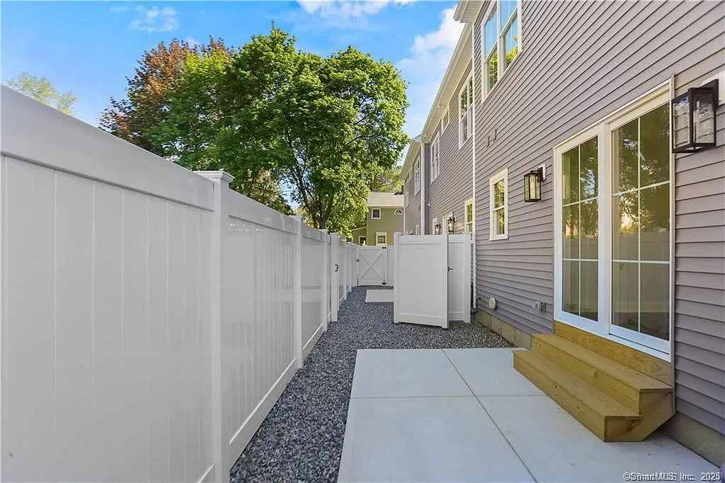 3 bed, 2.5 bath, 1530 sqft, $4,200 — Photo 3