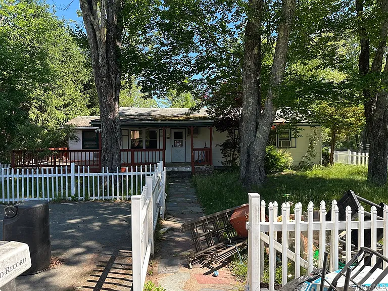 11 Richards Ave — Photo 1
