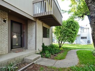 826 Hughes Pl, Vernon Hills, IL 60061