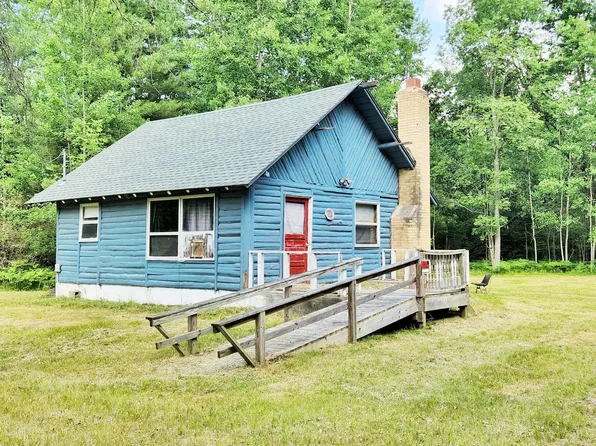 5641 N Oak Ave, White Cloud, MI 49349