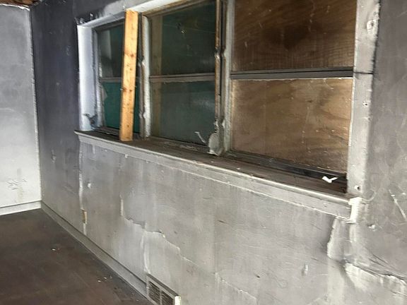 3rd image of 908 Chester St