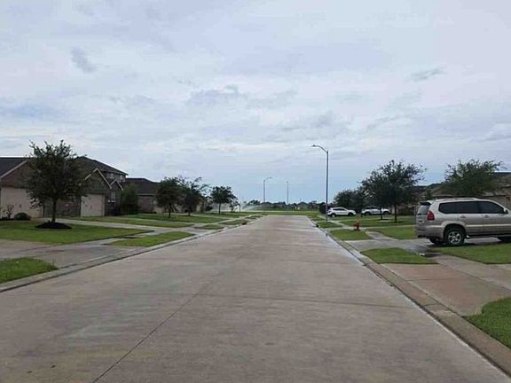 Exterior Neighborhood (street photo)