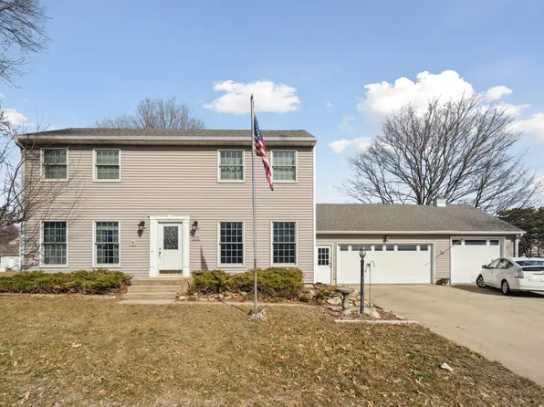 1518 Hickory Heights Dr, Waverly, IA 50677