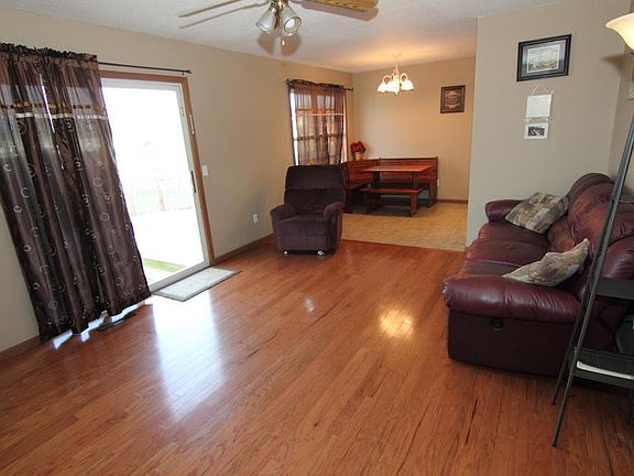 3rd image of 116 W Holly Cir