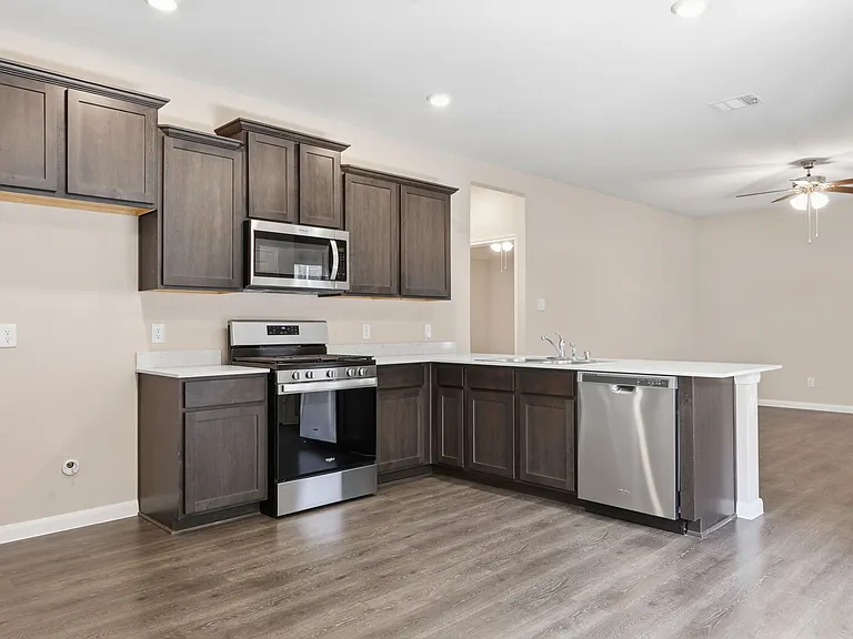3921 Oak Creek Cir — Photo 6