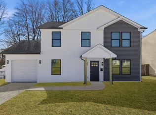 29 Rocky Pool Ln, Levittown, PA 19055