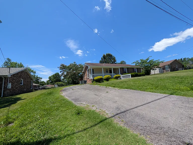 102 Post Oak Rd — Photo 5
