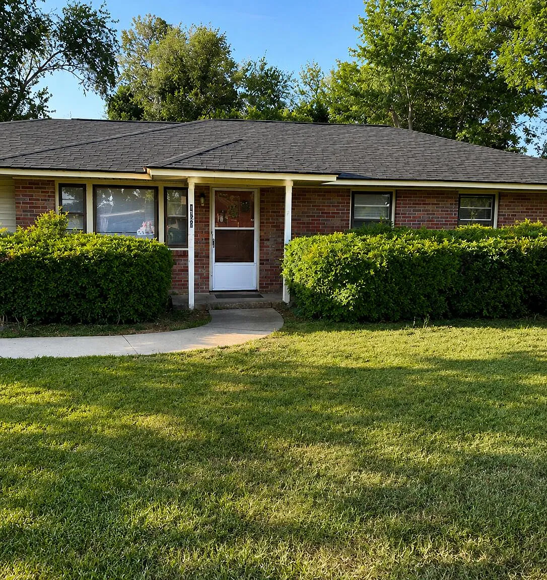 3 bed, 1.5 bath, 1330 sqft, $1,400 — Photo 1