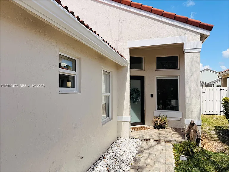 646 Stanton Dr — Photo 3