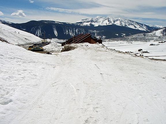 Path to the ski hill 
