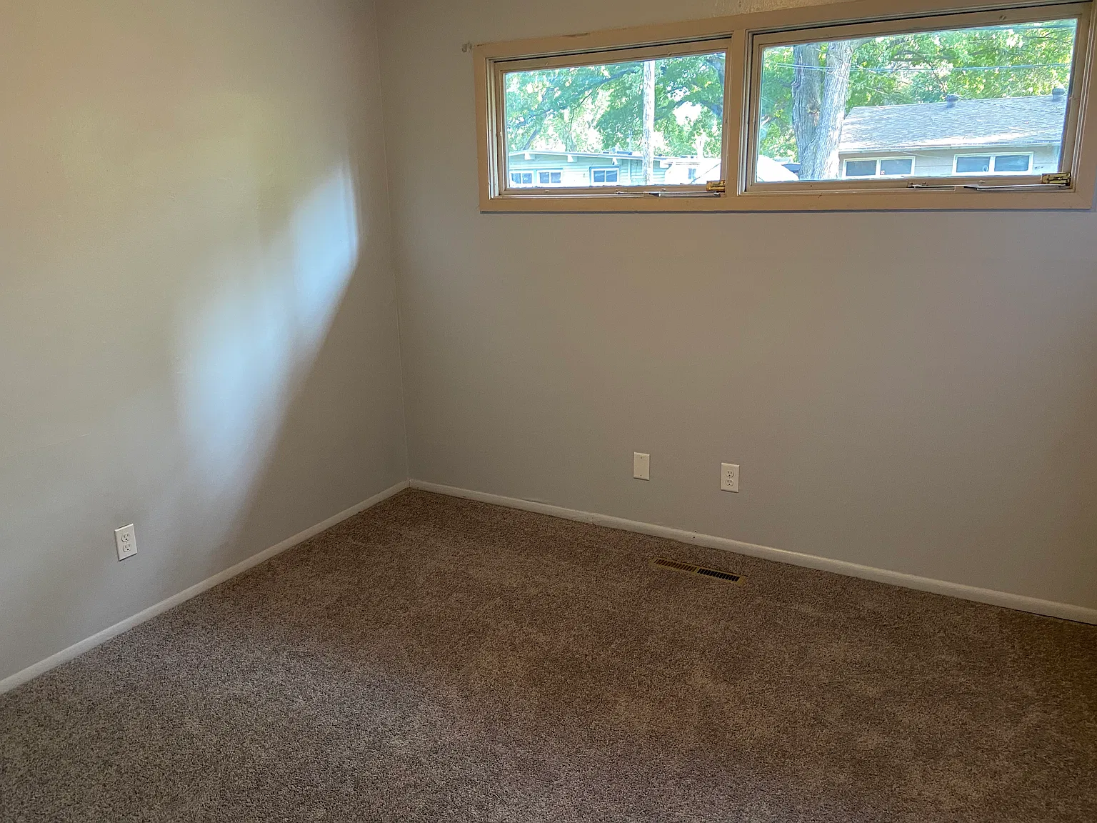 3 bed, 1.5 bath, 1020 sqft, $1,300 — Photo 3