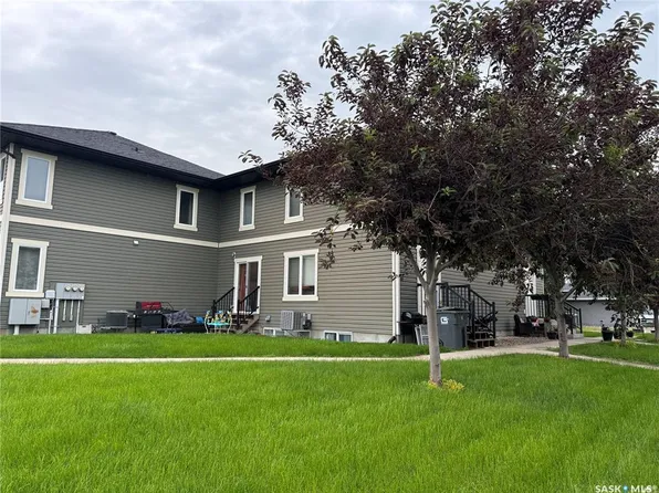 UNIT 4-1795 Clark AVENUE, Weyburn, SK S4H 3L3