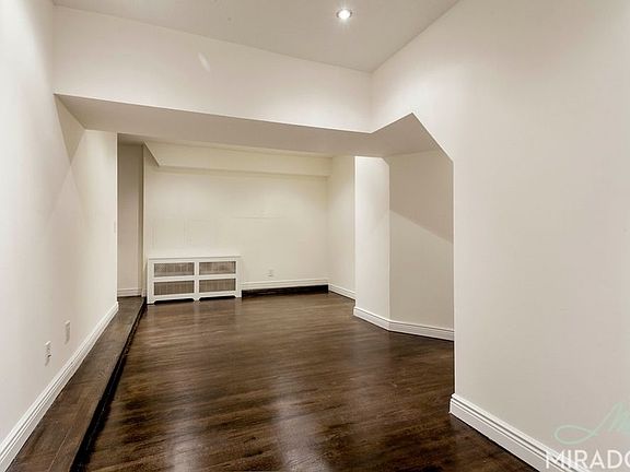 3rd image of 10 E 13th St APT Lh