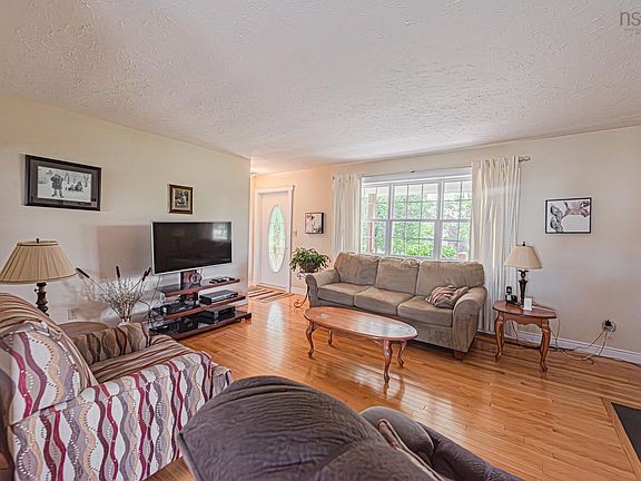 5th image of 112 Pleasant St