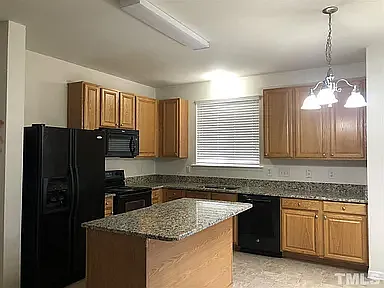 4 bed, 2.5 bath, 2080 sqft, $2,200 — Photo 4