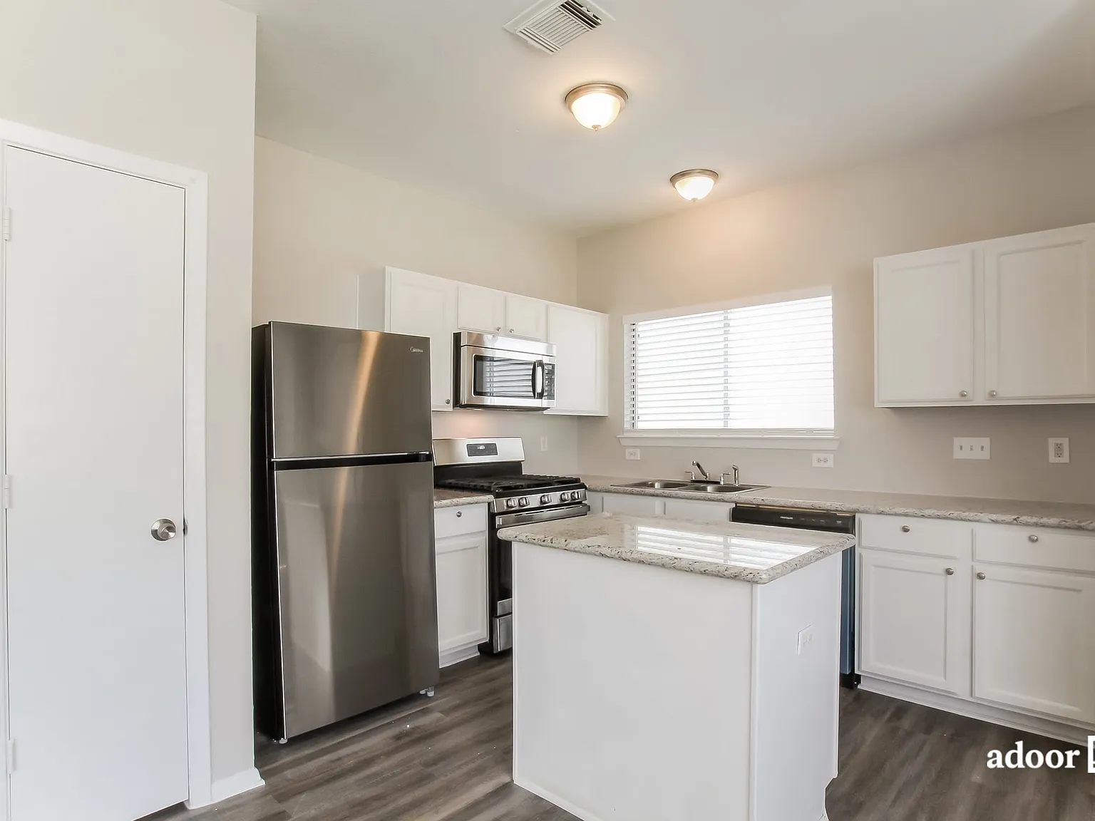 3 bed, 2.5 bath, 1560 sqft, $1,720 — Photo 4