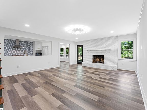3rd image of 36 Heritage Dr