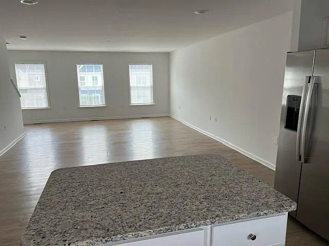 3 bed, 2.5 bath, 1754 sqft, $1,850 — Photo 2