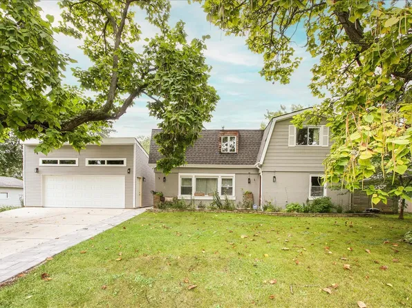 63 Fairway Rd, Lake Zurich, IL 60047