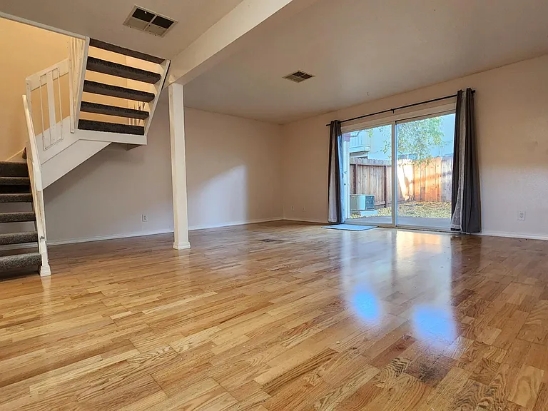 1540 Parkwood Pl — Photo 2