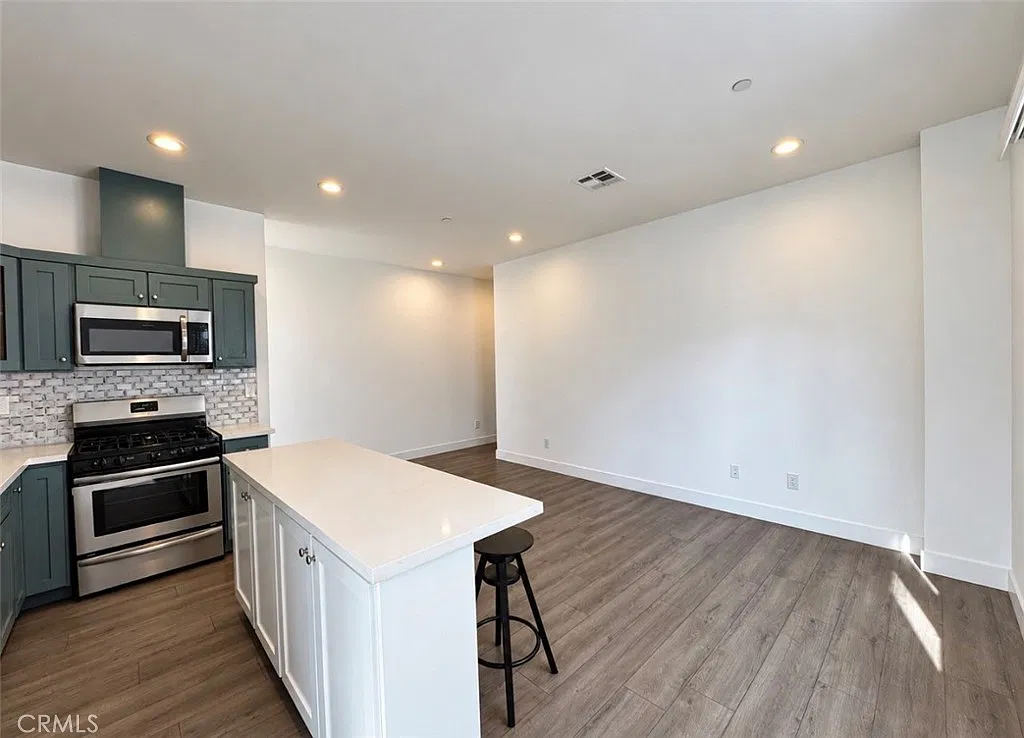 3 bed, 1382 sqft, $3,495 — Photo 4