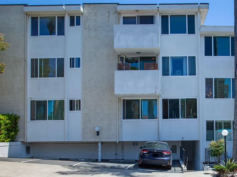 1907 Robinson Ave #403 — Photo 7