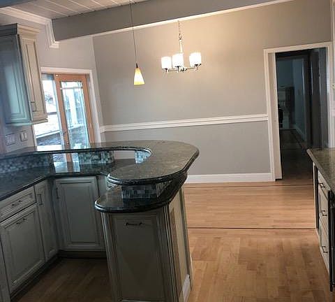 Eat in Kitchen (extensive countertop)