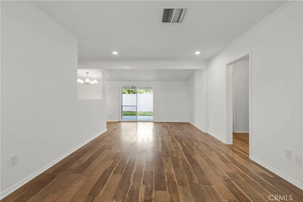 3 bed, 1003 sqft, $3,550 — Photo 4